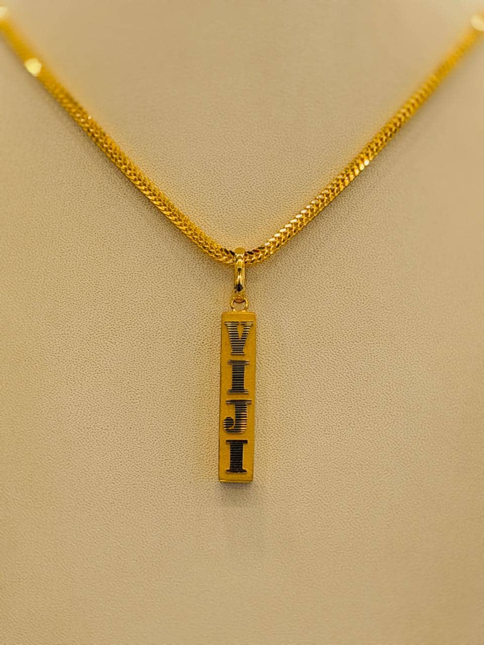 Personalised gold name bar pendant